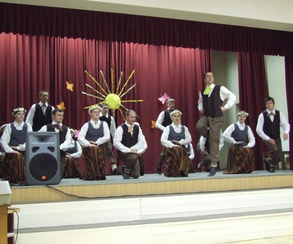 Jauniešu deju kolektīva "Dancari" uzstāšanās Lieldienu koncertā 2010.gadā.